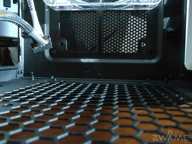 [Analise] Coolermaster CM 690 II Advanced Cm690_red_15