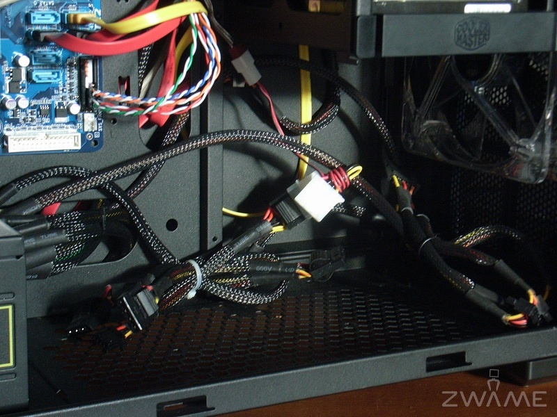 [Analise] Coolermaster CM 690 II Advanced Cm690_red_19